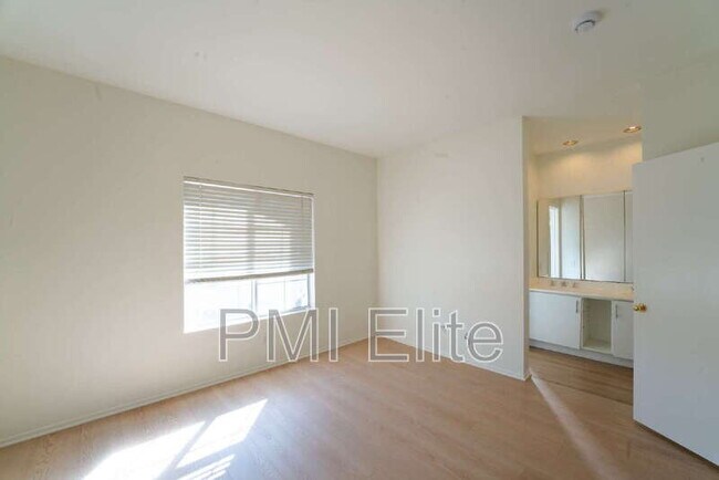 Building Photo - 27879 Skycrest Cir Dr