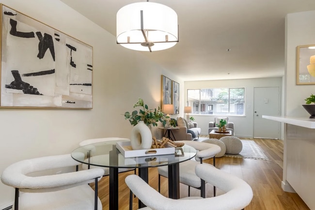 Building Photo - Enjoy this homes convenient location to al...