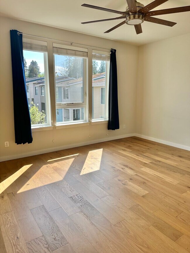 Building Photo - Modern 3-bed, 2.5-bath Townhome in Lake Forrest Park!