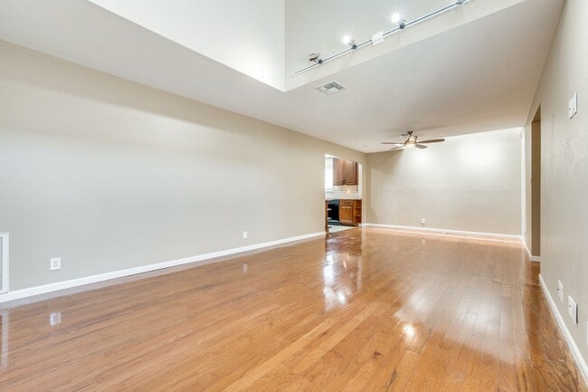 Building Photo - UPDATED 2-BEDROOM TOWNHOME IN MIDTOWN