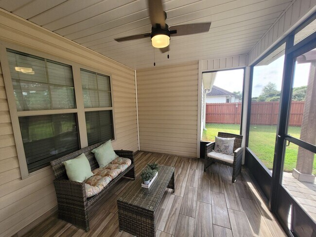 Building Photo - Beautiful 4BD/2BA Home with Screened Patio...