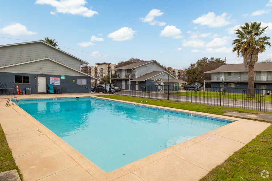 Primary Photo - Palm Square Apartments