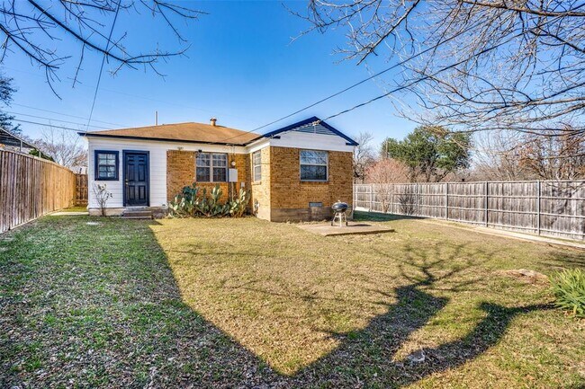Building Photo - 1026 Cliffdale Ave