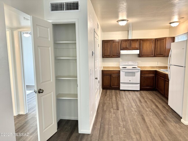 Building Photo - 3323 E Blacklidge Dr