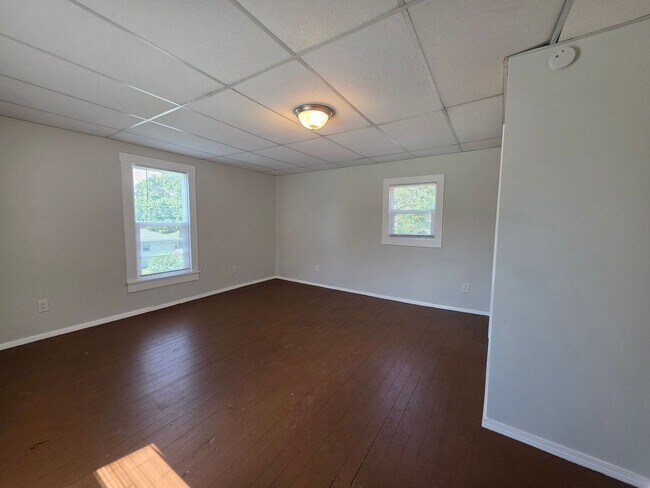 Building Photo - 3BR/2BA Home with Detached Garage & Large Yard