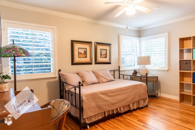 Building Photo - 1121 N Cambridge Ave