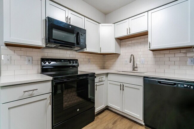 Building Photo - 656 Riverview Dr