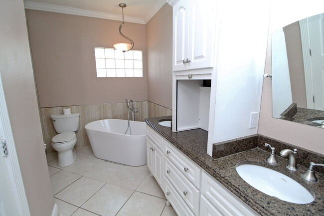 Building Photo - Spacious 3BR/3BA Holley by the Sea Home wi...