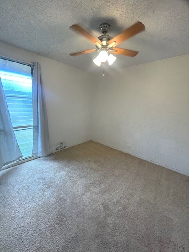 Building Photo - 4 bed/ 2 bath Townhome in Makakilo, Utilit...