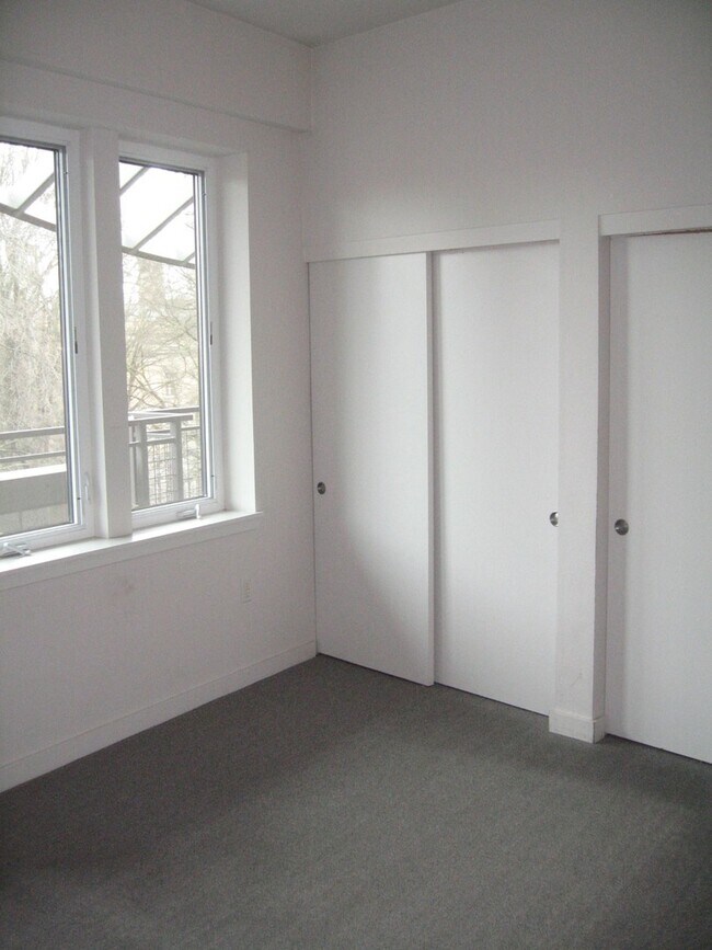 Building Photo - NO PARKING/2+ bed/2 bath top floor condo with full length balcony overlooking north park blocks/N...