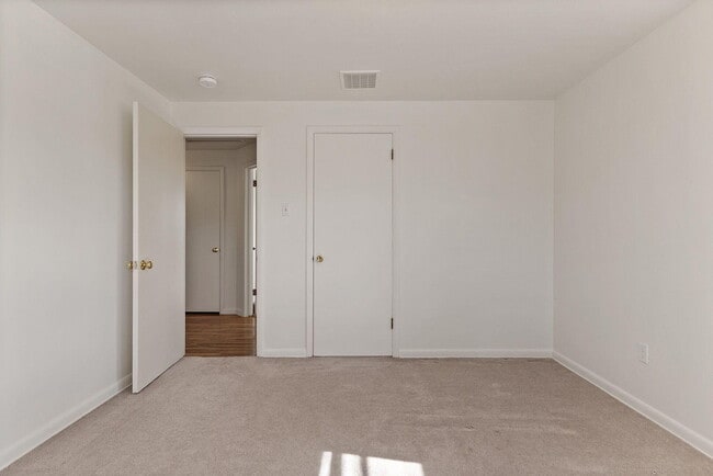 Building Photo - 340 Crown Point