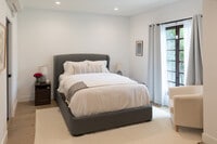 Building Photo - Fully Furnished Back House- Prime Location