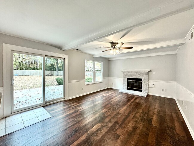 Building Photo - Ready NOW! A 4/2.5 in Glenwood! A Pet Frie...