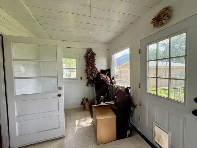 Building Photo - Charming 2 Bed / 1 Bath Home in Bonner! Pet Friendly!