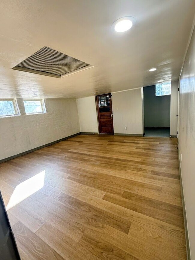 Building Photo - 3300 6th St SW