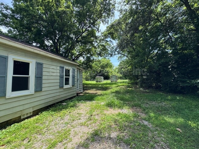 Building Photo - 512 Trade St