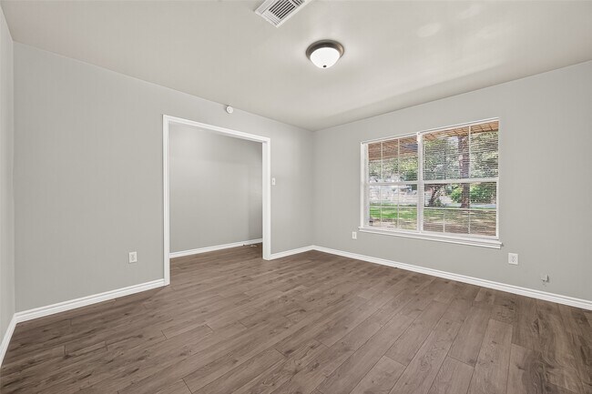 Building Photo - 611 Dogwood Trail