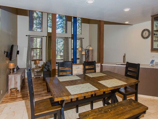 Building Photo - A Rare find in Tahoe! Spacious 4Bd house a...