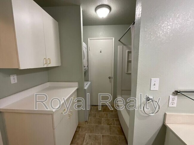 Building Photo - 625 Mananai Pl