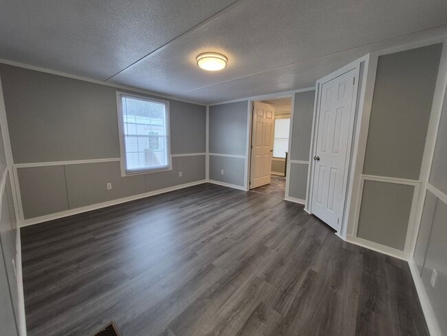 Building Photo - New Listing!!