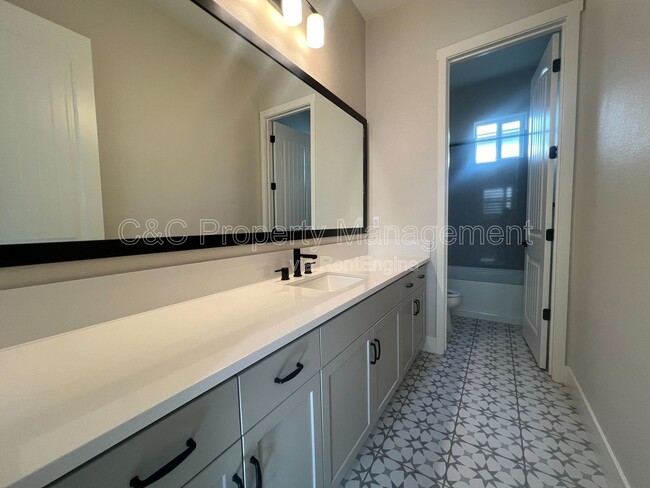 Building Photo - 2996 Minaret Wy