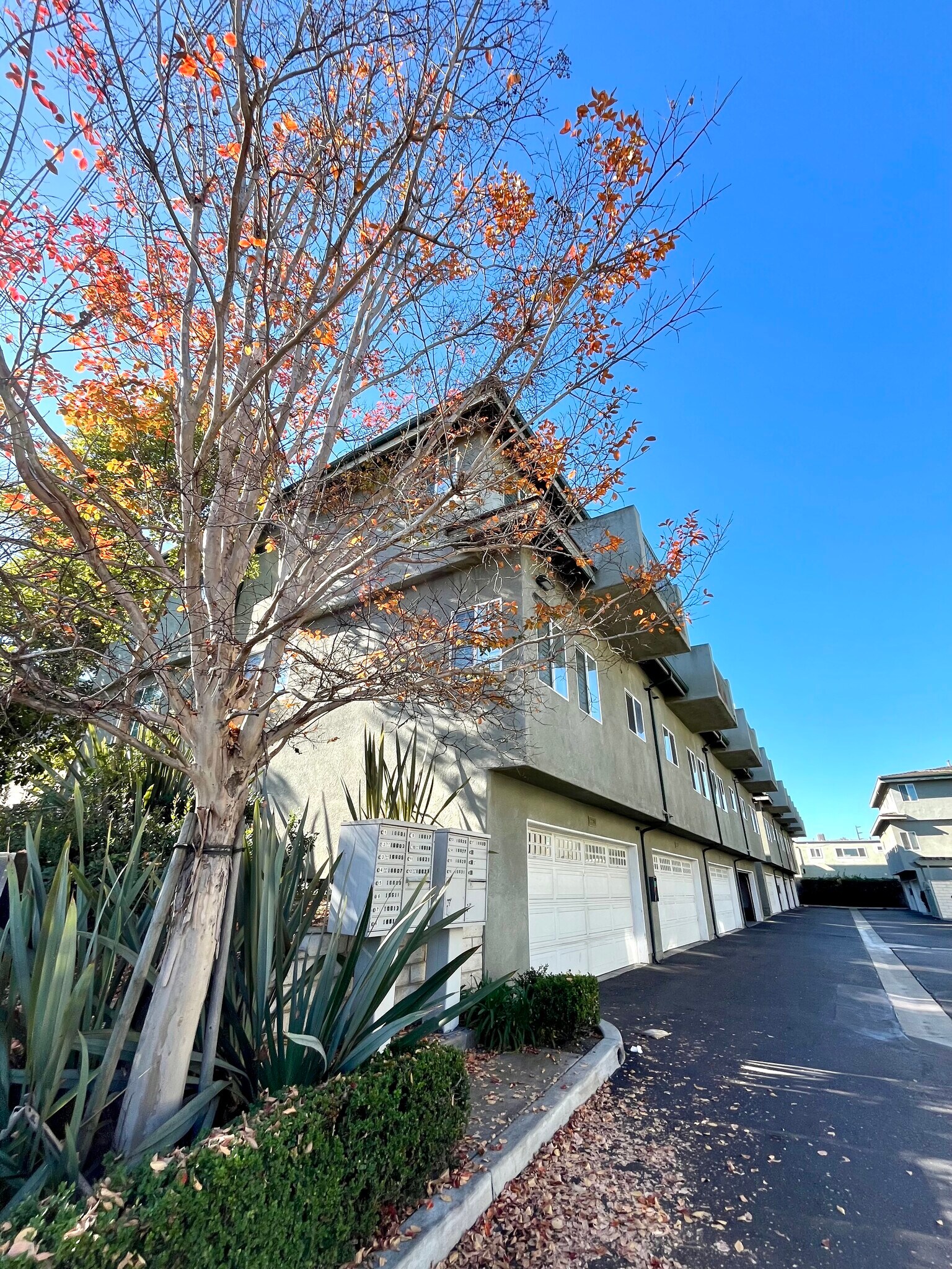 garages - 16619 Yukon Ave