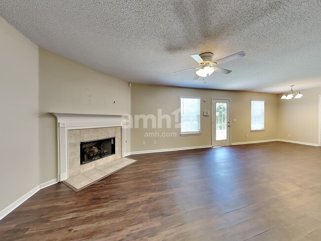 Building Photo - 14 Willow Lakes Dr