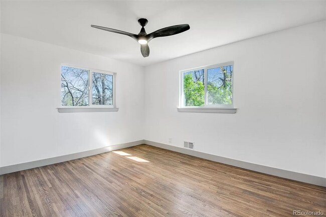 Building Photo - Gorgeous 5 Bedroom 2 1/2 Bathroom Littleto...