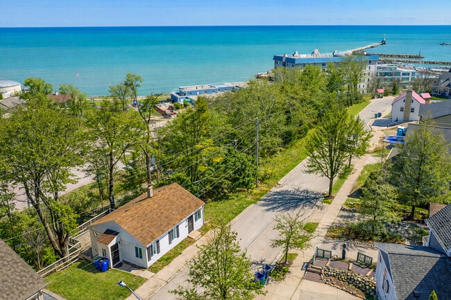 Building Photo - 446 N Powers St