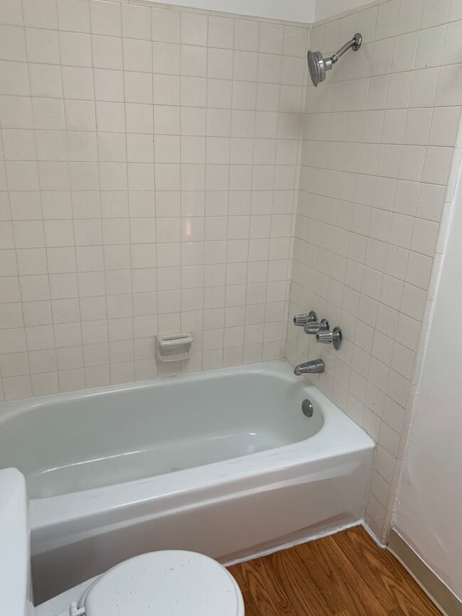 Building Photo - 1420 N Fuller Ave