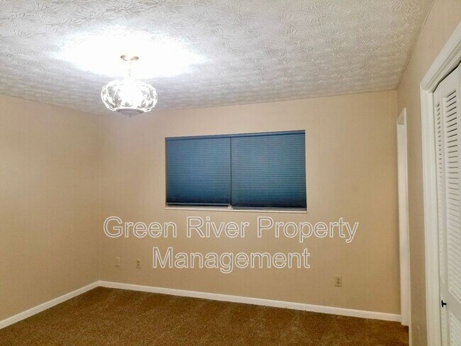 Building Photo - 2758 Oakdale Dr W