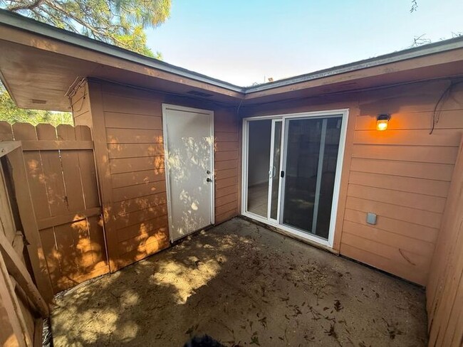 Building Photo - Gulf Breeze - Greenbriar Estates- 2 bedroom, 1 bathroom - water and lawn care included