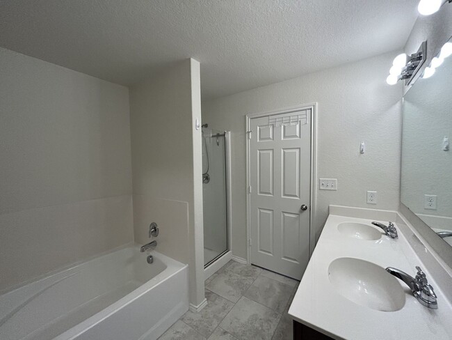 Building Photo - $300 OFF 1ST MONTH RENT IF YOU MOVE IN WIT...