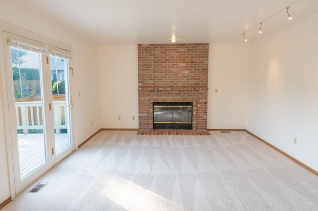 Building Photo - 3Bd/2.5Ba Bellevue House( Newport Hill)