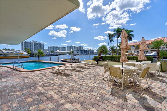 Building Photo - 2900 NE 30th St