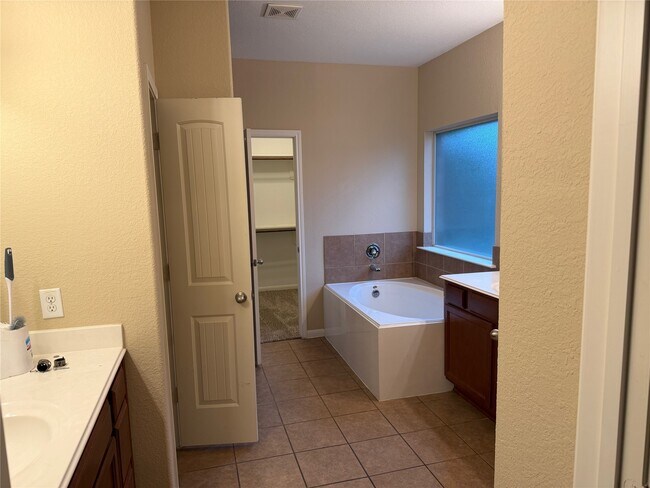 Building Photo - 98 Black Swan Pl