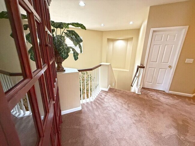Building Photo - 5881 Capilano Dr