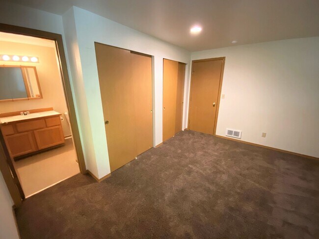 Building Photo - 3 Bed, 2 Bath 1 block from CWU