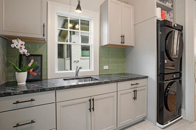 Building Photo - 407 8th St NE