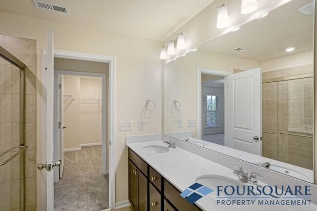 Building Photo - Spacious 3-Bed End- Unit Townhome with Mod...