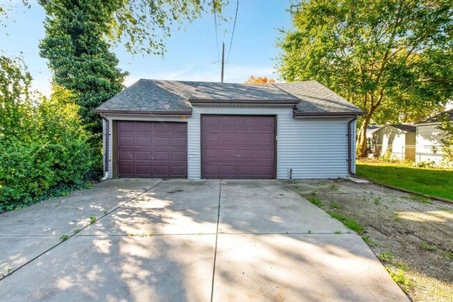 Building Photo - 22100 Revere St