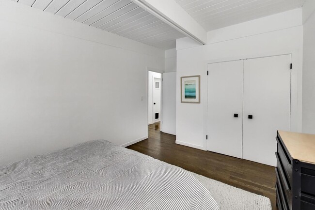 Building Photo - 2649 Crawford Ave