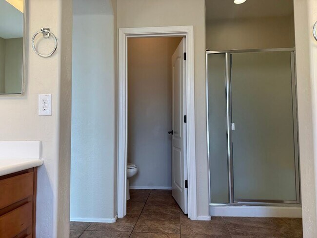 Building Photo - Gated Phoenix Gem with Community Pool and Spacious Kitchen