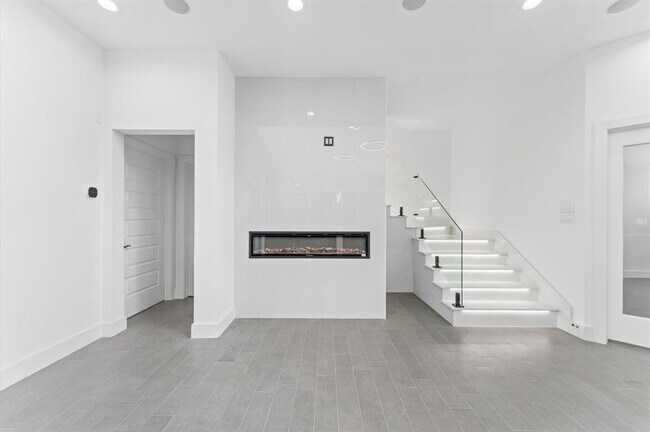 Building Photo - 10070 Cedardale Dr