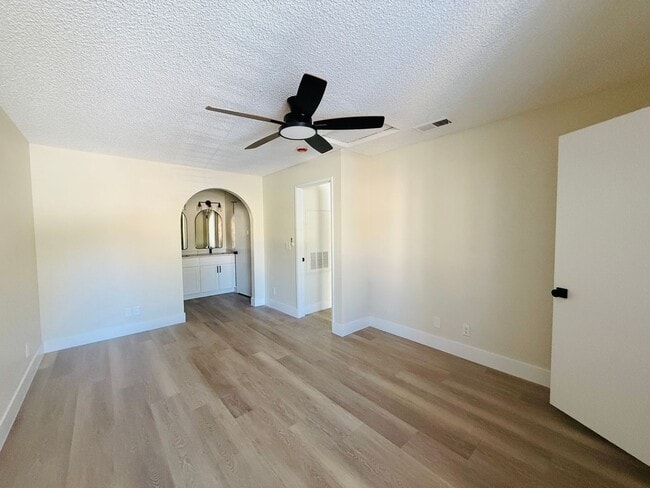 Building Photo - Fantastic Guard-Gated Condo – Available Soon!