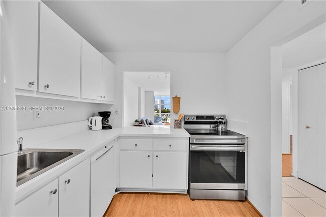 Building Photo - 800 Parkview Dr