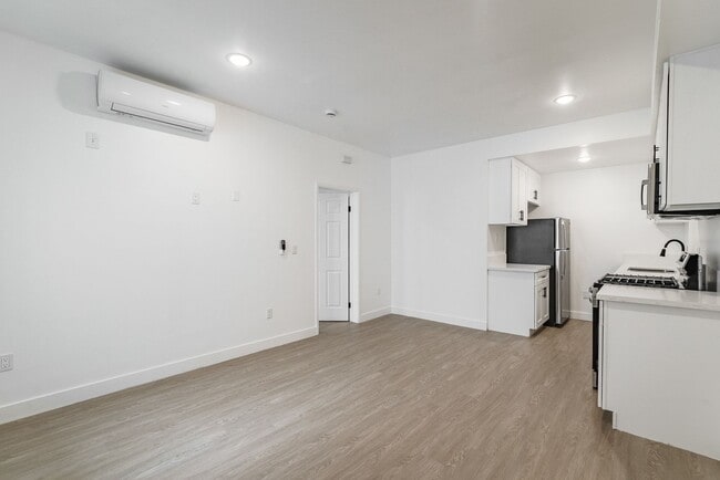 Interior Photo - 1620 South Bentley Ave