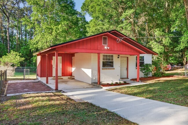 Building Photo - Adorable Single Family Home
