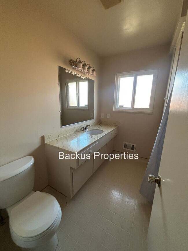 Building Photo - Wonderful three bedroom home in South Salinas