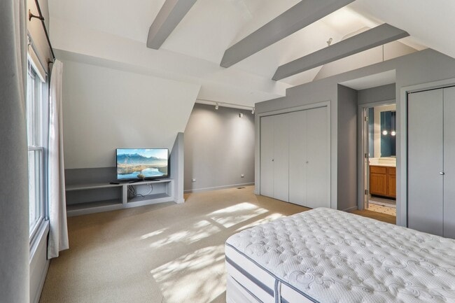 Building Photo - 1027 W Newport Ave